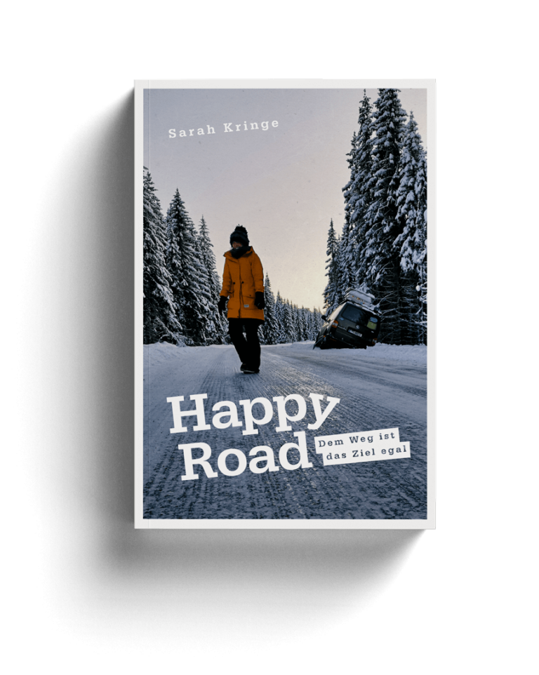 Buchcover Happy Road Frau in gelbem Mantel auf verschneiter Straße